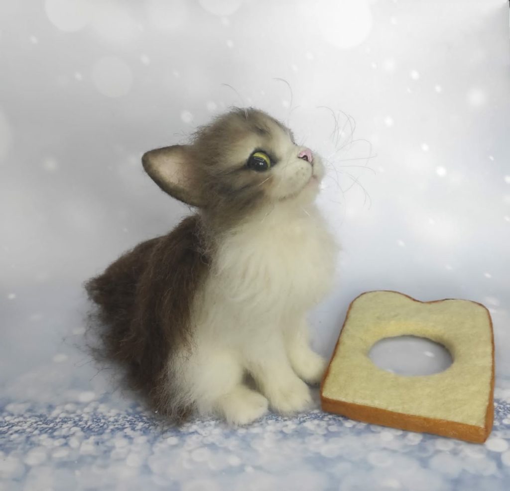кот с хлебом игрушка мем