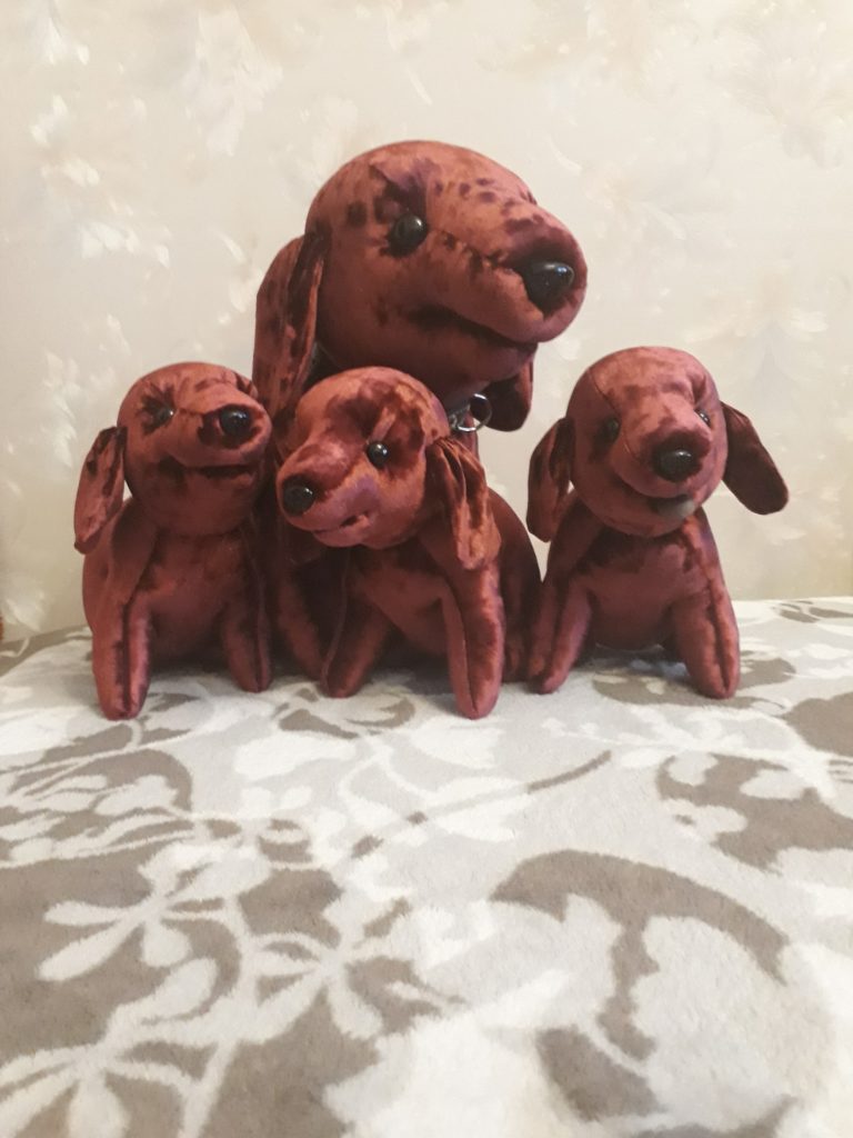 Четыре винтажные игрушки-собачки из бархатистой ткани, большая собака с тремя щенками, ручная работа