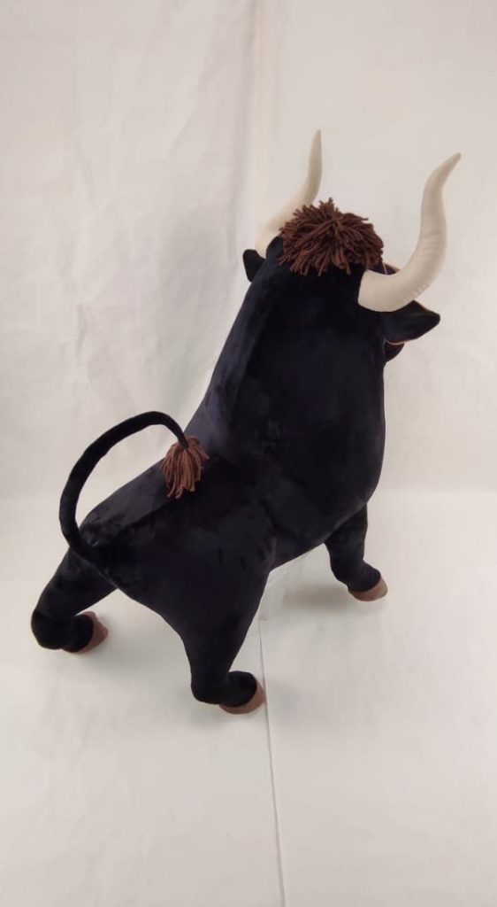 игрушечный бык персонаж мультфильма