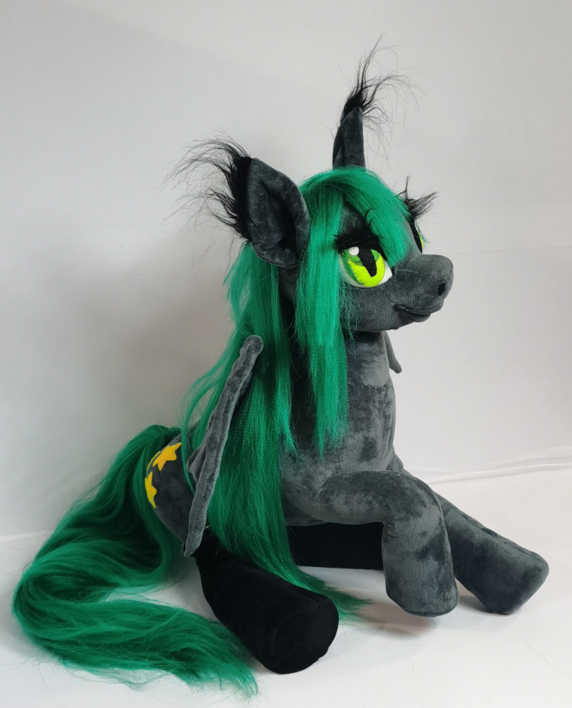 Мягкая игрушка пони из My Little Pony на заказ: графитовая, с зеленой гривой и крыльями летучей мыши