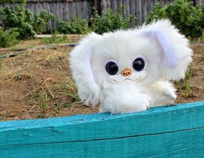 Белоснежный могвай около 20 см на голубой садовой скамейке, игрушка ручной работы