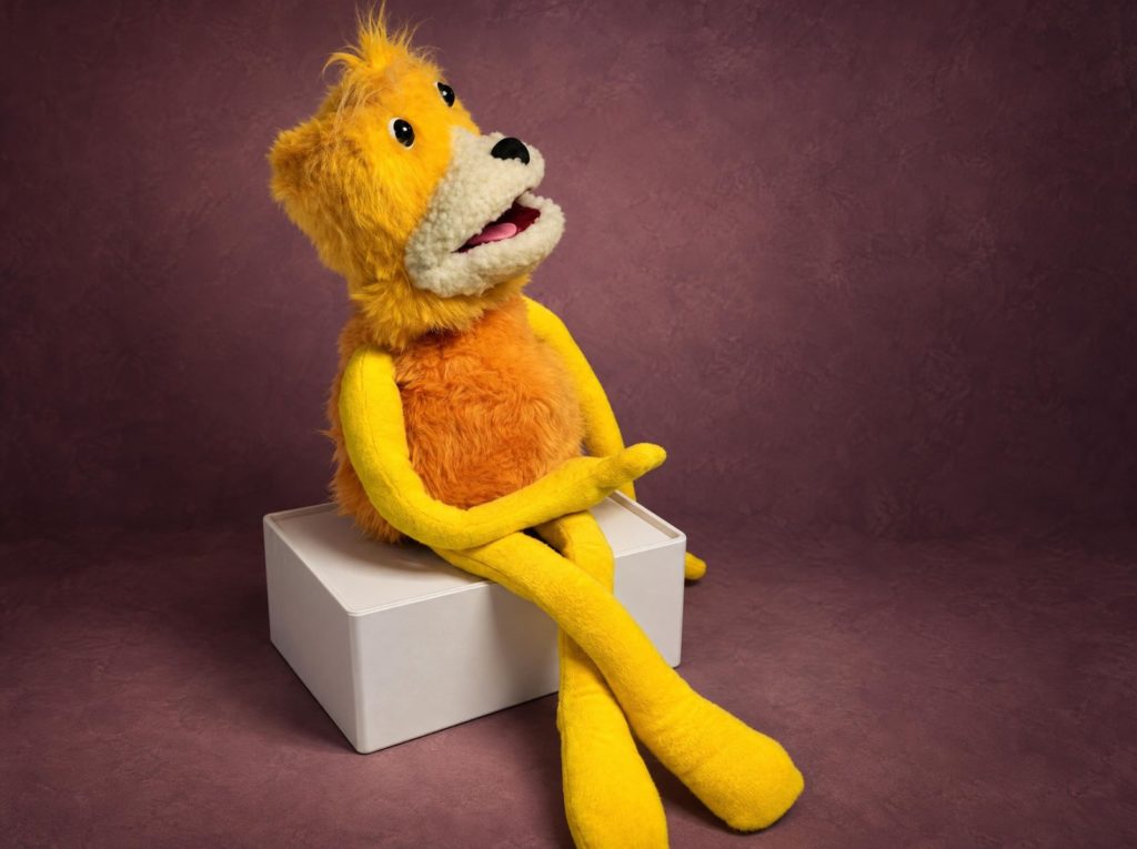 Flat Eric, персонаж Мистера Оизо, смотрит вверх, на голове хохолок, сшить игрушку на заказ