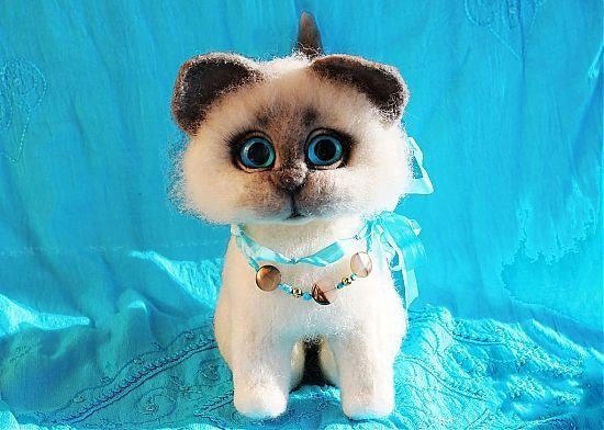 Котик из шерсти с поднятым хвостом и бирюзовым бантом, игрушка по фото на заказ