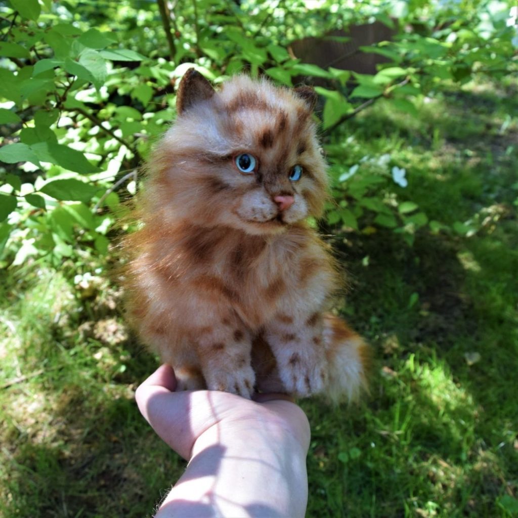 Маленький рыжий котенок-игрушка на заказ сидит на ладони, пятнистые лапы и пушистый хвост