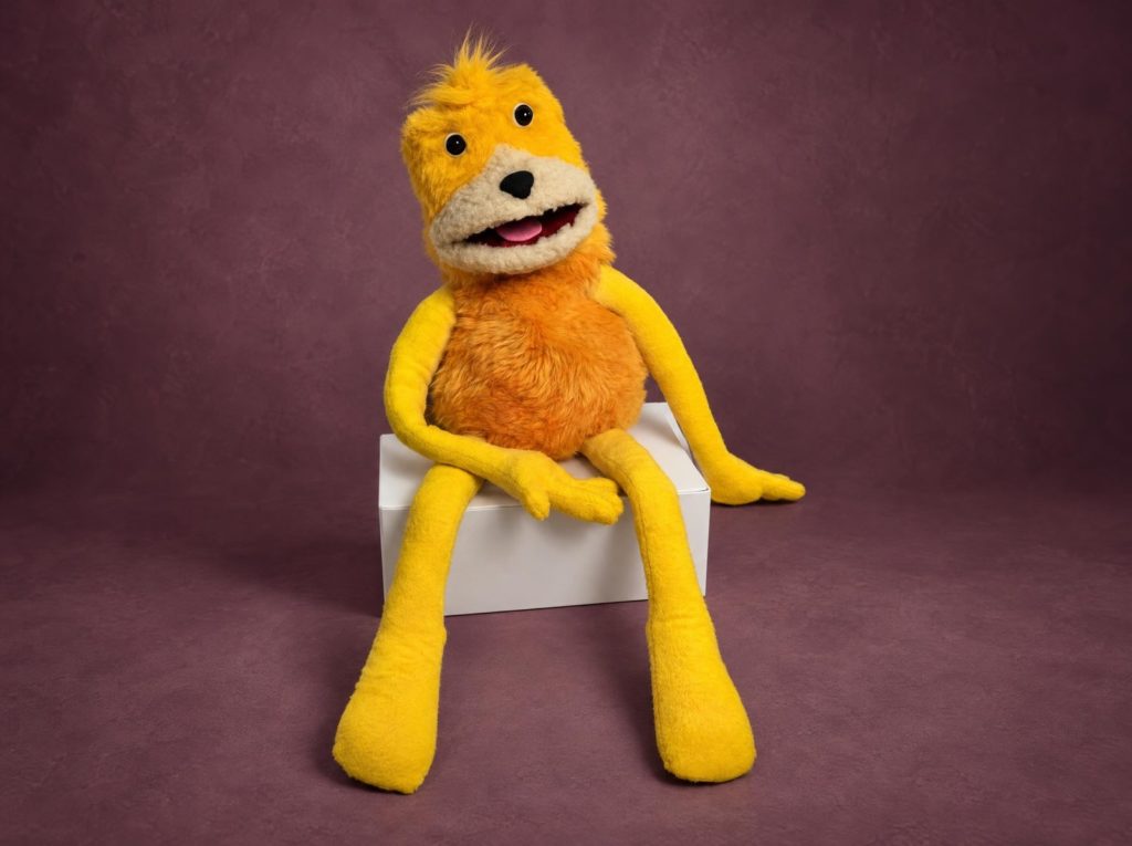 Маппет игрушка Flat Eric ручной работы: кудрявая светлая мордочка, черный нос и розовый язык