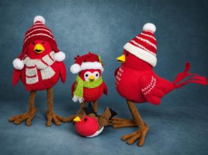 Новогодние мягкие игрушки — снегири в шапках по рисунку
