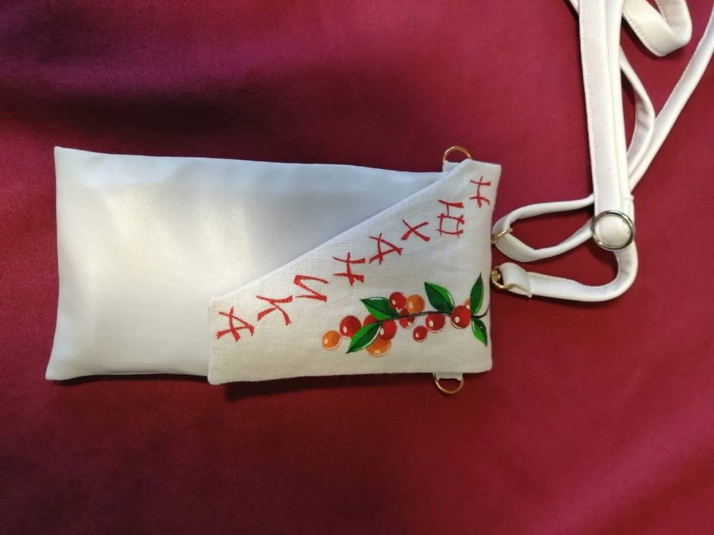 Сумка кота Кокоса ручной работы: белая искусственная кожа, льняной клапан с ягодами и красными буквами